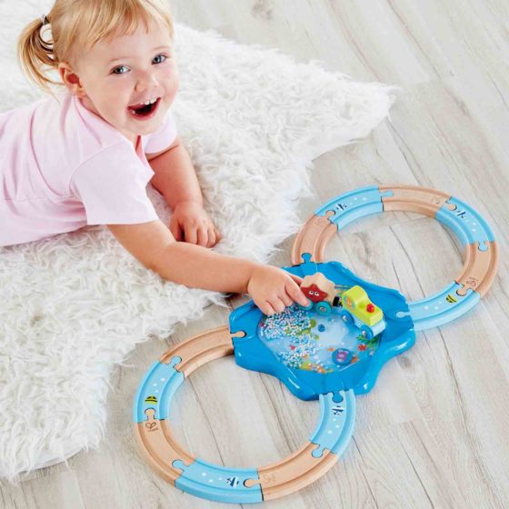 Pista de tren submarina en forma de 8 Hape