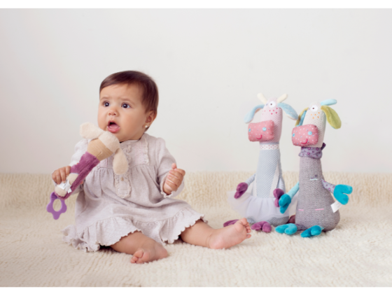 Peluche Jirafa bailarina con sonajero Storki - Imagen 3
