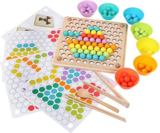 Tablero de cuentas para trabajar cantidades, colores y motricidad.