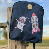 Mochila animales de Uruguay carpincho en el espacio