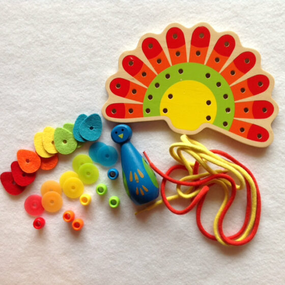 Juego de enhebrar - Pavo real con cordones - Hape - Imagen 4